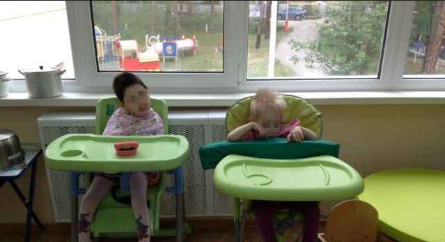 дети  за  столиками  сидят